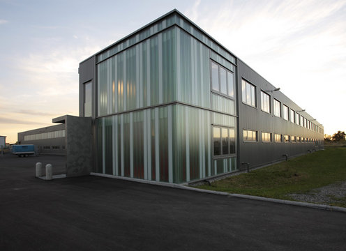 Krayer Umformtechnik_Produktionshalle Langenargen_Profilit-Fassade/Eingang © Tröger Architekten München